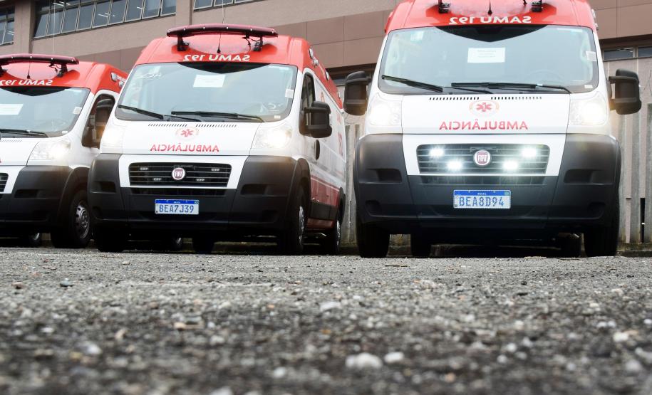 Governo entrega cinco ambulâncias para ampliação do atendimento de Urgência na região de Irati