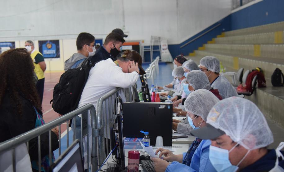 Paraná inicia vacinação contra a Covid-19 em trabalhadores do transporte aéreo