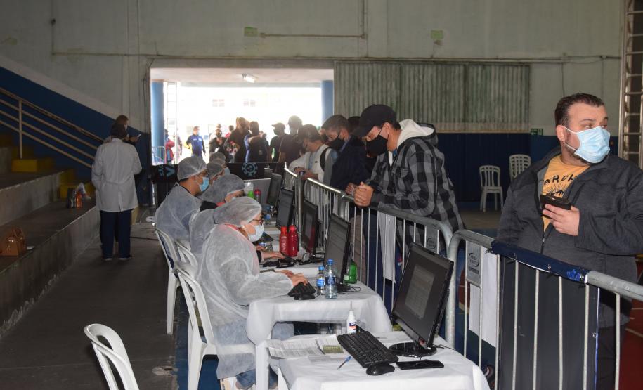 Paraná inicia vacinação contra a Covid-19 em trabalhadores do transporte aéreo