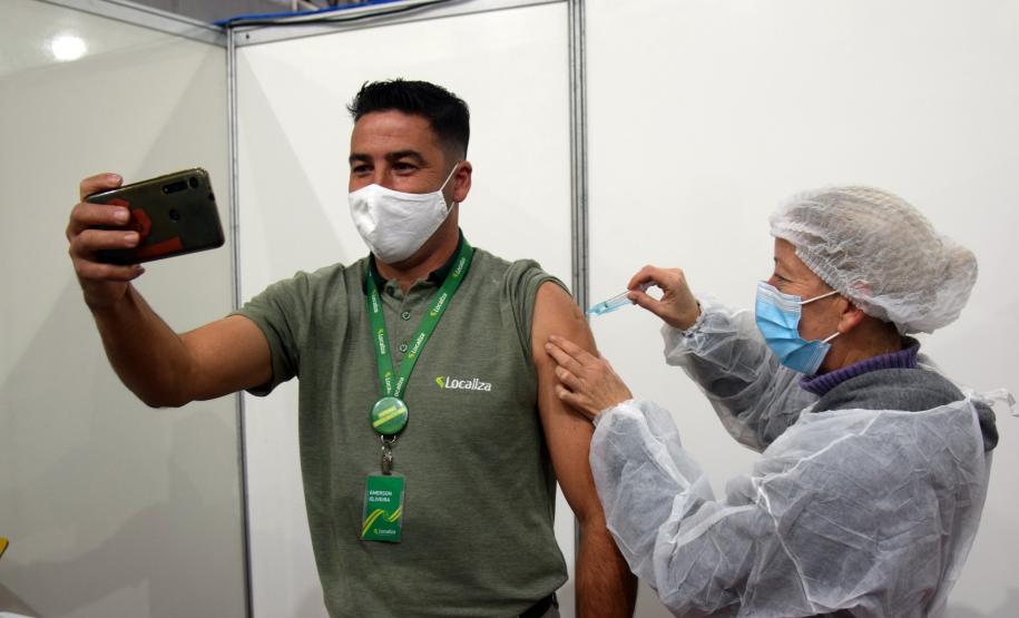 Paraná inicia vacinação contra a Covid-19 em trabalhadores do transporte aéreo