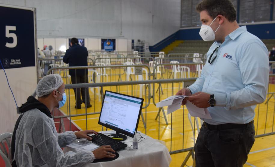 Paraná inicia vacinação contra a Covid-19 em trabalhadores do transporte aéreo