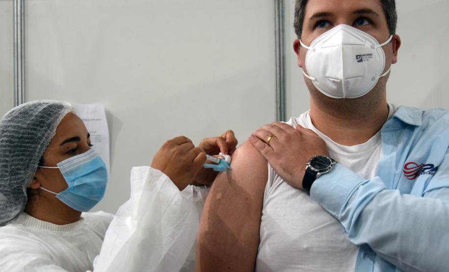 Paraná inicia vacinação contra a Covid-19 em trabalhadores do transporte aéreo
