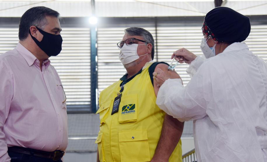Paraná inicia vacinação contra a Covid-19 em trabalhadores do transporte aéreo