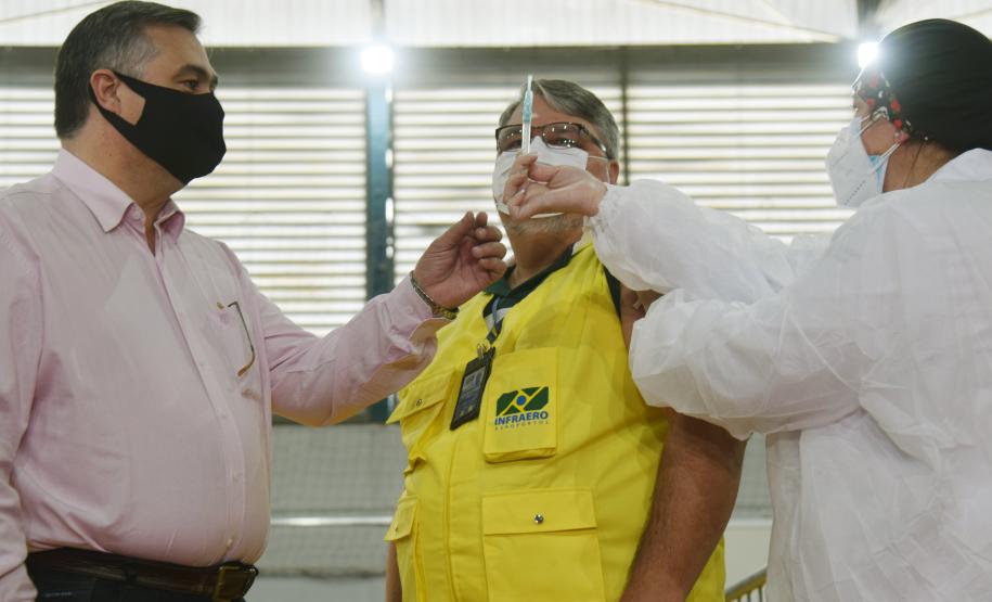 Paraná inicia vacinação contra a Covid-19 em trabalhadores do transporte aéreo