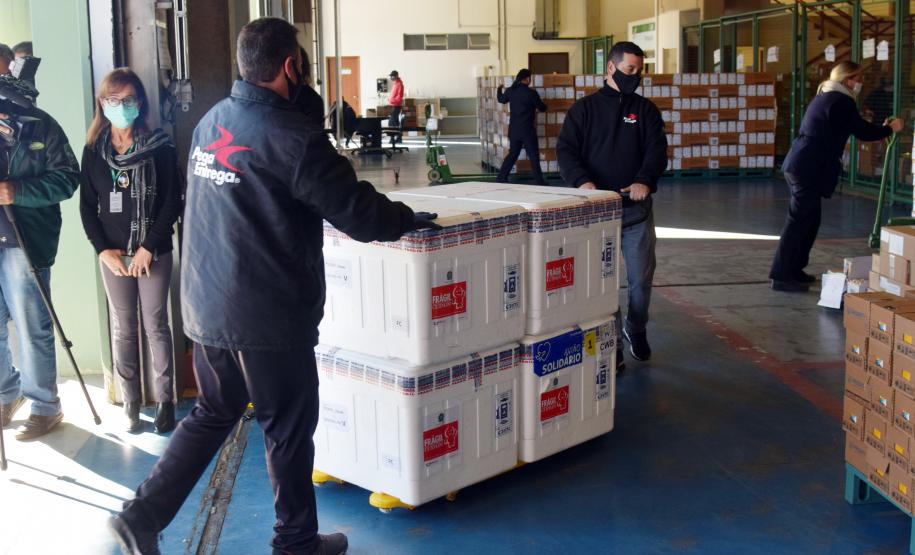 Paraná recebe mais 360.250 doses da vacina AstraZeneca contra a Covid-19
