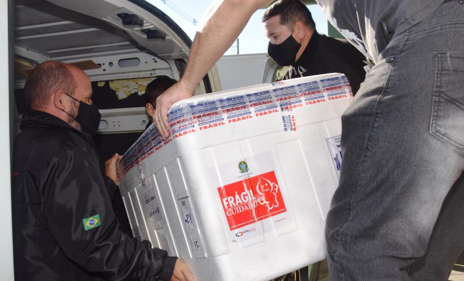 Paraná recebe mais 360.250 doses da vacina AstraZeneca contra a Covid-19