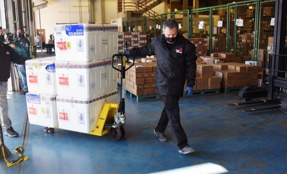 Paraná recebe mais 360.250 doses da vacina AstraZeneca contra a Covid-19