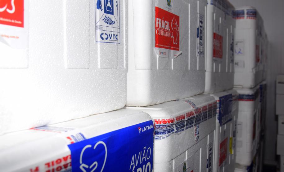 Paraná recebe mais 360.250 doses da vacina AstraZeneca contra a Covid-19