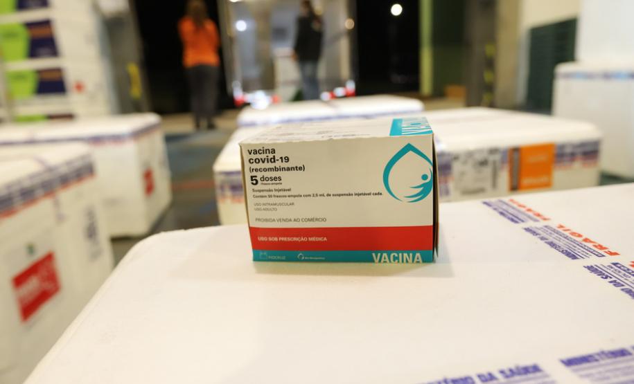Paraná separa 137 mil doses da nova remessa para começar a vacinar população em geral