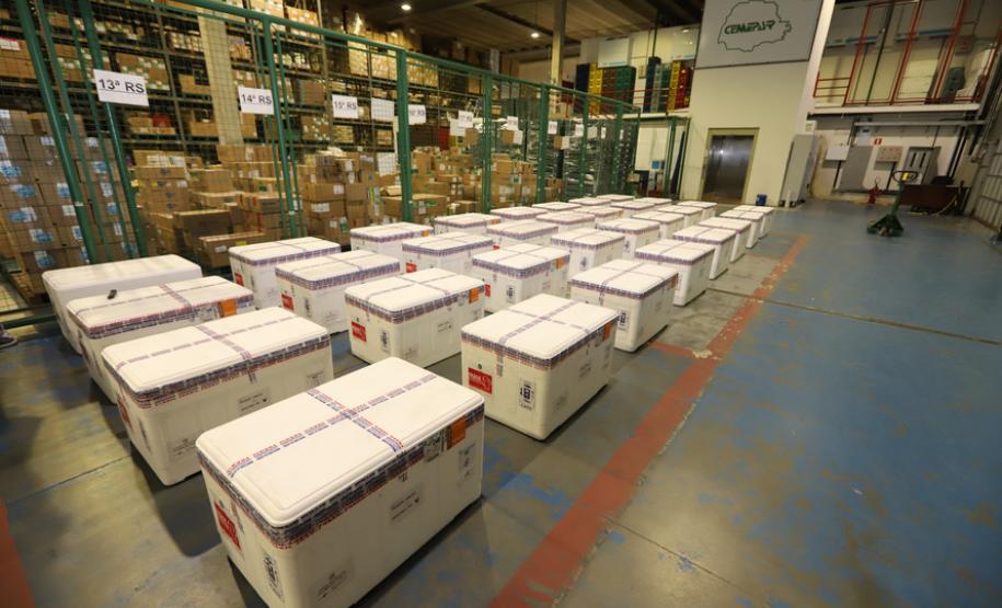 Paraná separa 137 mil doses da nova remessa para começar a vacinar população em geral