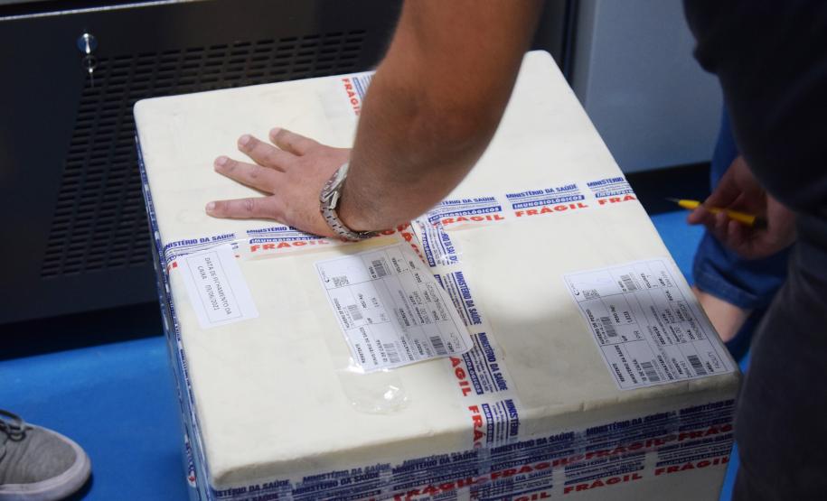 Mais uma leva de vacina Cominarty, produzida pela Pfizer/BioNTech, chegou ao Paraná nesta quinta-feira (3). O lote de 37.440 doses foi recebido às 13h20 no Aeroporto Internacional Afonso Pena, em São José dos Pinhais, na Região Metropolitana de Curitiba, e seguiu para conferência no Centro de Medicamentos do Paraná (Cemepar), onde chegou às 13h50. - Curitiba, 03/06/2021