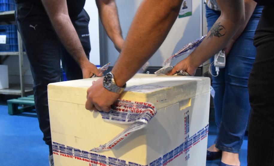 Mais uma leva de vacina Cominarty, produzida pela Pfizer/BioNTech, chegou ao Paraná nesta quinta-feira (3). O lote de 37.440 doses foi recebido às 13h20 no Aeroporto Internacional Afonso Pena, em São José dos Pinhais, na Região Metropolitana de Curitiba, e seguiu para conferência no Centro de Medicamentos do Paraná (Cemepar), onde chegou às 13h50. - Curitiba, 03/06/2021