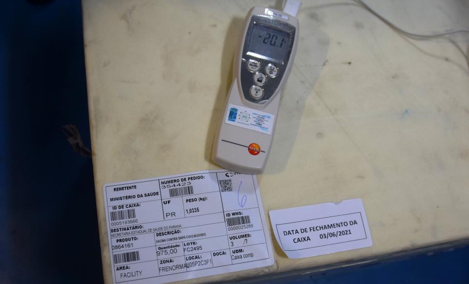 Mais uma leva de vacina Cominarty, produzida pela Pfizer/BioNTech, chegou ao Paraná nesta quinta-feira (3). O lote de 37.440 doses foi recebido às 13h20 no Aeroporto Internacional Afonso Pena, em São José dos Pinhais, na Região Metropolitana de Curitiba, e seguiu para conferência no Centro de Medicamentos do Paraná (Cemepar), onde chegou às 13h50. - Curitiba, 03/06/2021