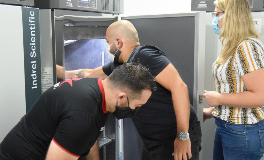 Mais uma leva de vacina Cominarty, produzida pela Pfizer/BioNTech, chegou ao Paraná nesta quinta-feira (3). O lote de 37.440 doses foi recebido às 13h20 no Aeroporto Internacional Afonso Pena, em São José dos Pinhais, na Região Metropolitana de Curitiba, e seguiu para conferência no Centro de Medicamentos do Paraná (Cemepar), onde chegou às 13h50. - Curitiba, 03/06/2021