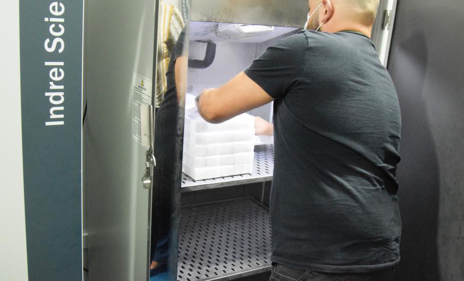 Mais uma leva de vacina Cominarty, produzida pela Pfizer/BioNTech, chegou ao Paraná nesta quinta-feira (3). O lote de 37.440 doses foi recebido às 13h20 no Aeroporto Internacional Afonso Pena, em São José dos Pinhais, na Região Metropolitana de Curitiba, e seguiu para conferência no Centro de Medicamentos do Paraná (Cemepar), onde chegou às 13h50. - Curitiba, 03/06/2021