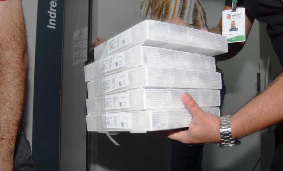 Mais uma leva de vacina Cominarty, produzida pela Pfizer/BioNTech, chegou ao Paraná nesta quinta-feira (3). O lote de 37.440 doses foi recebido às 13h20 no Aeroporto Internacional Afonso Pena, em São José dos Pinhais, na Região Metropolitana de Curitiba, e seguiu para conferência no Centro de Medicamentos do Paraná (Cemepar), onde chegou às 13h50. - Curitiba, 03/06/2021