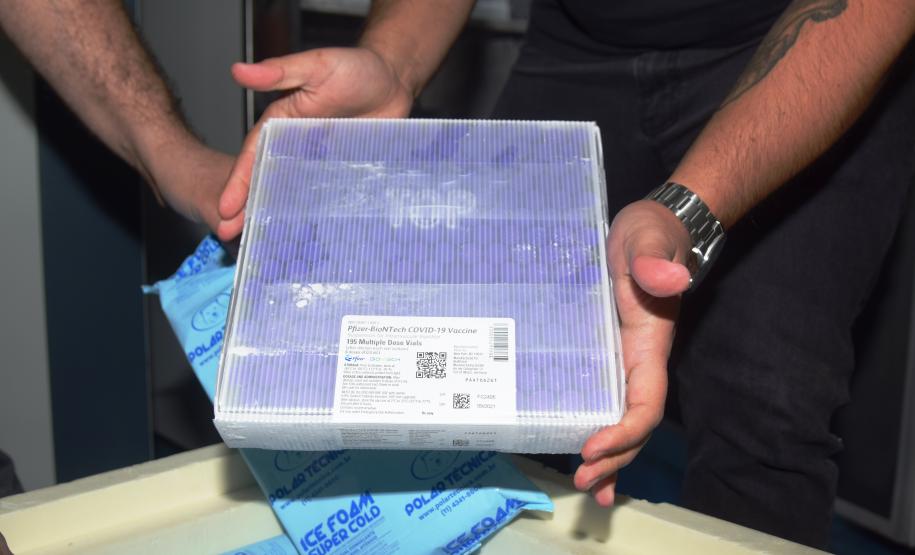 Mais uma leva de vacina Cominarty, produzida pela Pfizer/BioNTech, chegou ao Paraná nesta quinta-feira (3). O lote de 37.440 doses foi recebido às 13h20 no Aeroporto Internacional Afonso Pena, em São José dos Pinhais, na Região Metropolitana de Curitiba, e seguiu para conferência no Centro de Medicamentos do Paraná (Cemepar), onde chegou às 13h50. - Curitiba, 03/06/2021