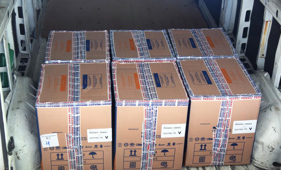Mais uma leva de vacina Cominarty, produzida pela Pfizer/BioNTech, chegou ao Paraná nesta quinta-feira (3). O lote de 37.440 doses foi recebido às 13h20 no Aeroporto Internacional Afonso Pena, em São José dos Pinhais, na Região Metropolitana de Curitiba, e seguiu para conferência no Centro de Medicamentos do Paraná (Cemepar), onde chegou às 13h50. - Curitiba, 03/06/2021