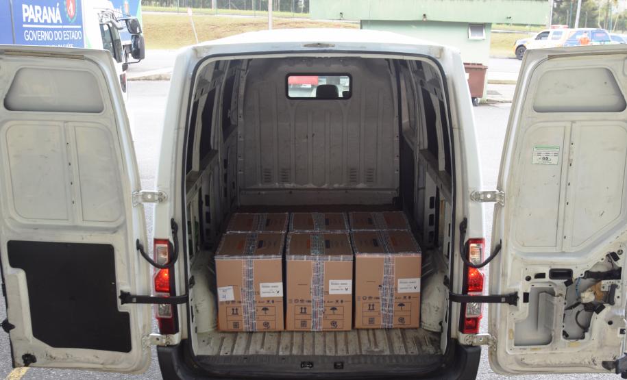 Mais uma leva de vacina Cominarty, produzida pela Pfizer/BioNTech, chegou ao Paraná nesta quinta-feira (3). O lote de 37.440 doses foi recebido às 13h20 no Aeroporto Internacional Afonso Pena, em São José dos Pinhais, na Região Metropolitana de Curitiba, e seguiu para conferência no Centro de Medicamentos do Paraná (Cemepar), onde chegou às 13h50. - Curitiba, 03/06/2021