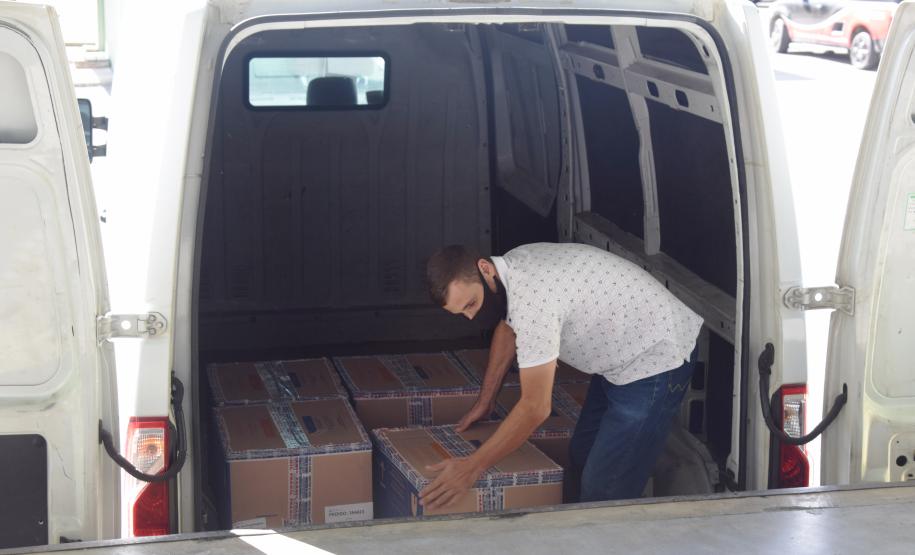 Mais uma leva de vacina Cominarty, produzida pela Pfizer/BioNTech, chegou ao Paraná nesta quinta-feira (3). O lote de 37.440 doses foi recebido às 13h20 no Aeroporto Internacional Afonso Pena, em São José dos Pinhais, na Região Metropolitana de Curitiba, e seguiu para conferência no Centro de Medicamentos do Paraná (Cemepar), onde chegou às 13h50. - Curitiba, 03/06/2021