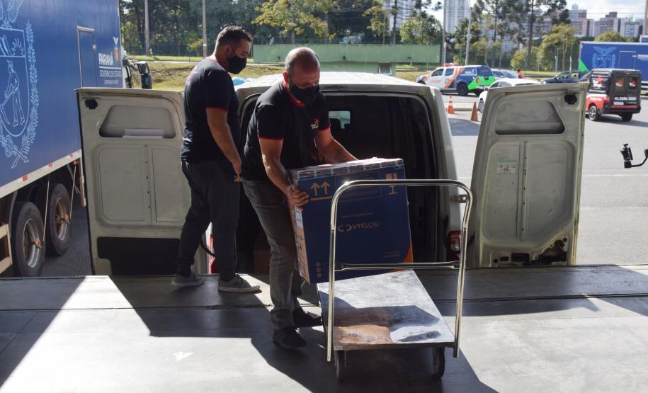Mais uma leva de vacina Cominarty, produzida pela Pfizer/BioNTech, chegou ao Paraná nesta quinta-feira (3). O lote de 37.440 doses foi recebido às 13h20 no Aeroporto Internacional Afonso Pena, em São José dos Pinhais, na Região Metropolitana de Curitiba, e seguiu para conferência no Centro de Medicamentos do Paraná (Cemepar), onde chegou às 13h50. - Curitiba, 03/06/2021