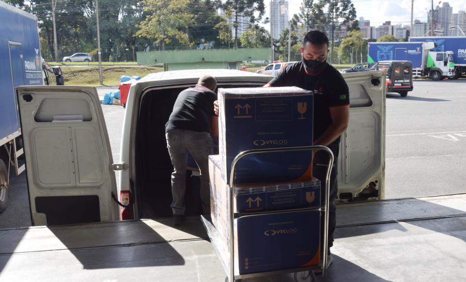 Mais uma leva de vacina Cominarty, produzida pela Pfizer/BioNTech, chegou ao Paraná nesta quinta-feira (3). O lote de 37.440 doses foi recebido às 13h20 no Aeroporto Internacional Afonso Pena, em São José dos Pinhais, na Região Metropolitana de Curitiba, e seguiu para conferência no Centro de Medicamentos do Paraná (Cemepar), onde chegou às 13h50. - Curitiba, 03/06/2021