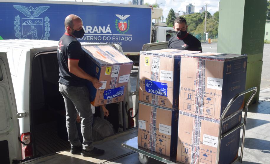 Mais uma leva de vacina Cominarty, produzida pela Pfizer/BioNTech, chegou ao Paraná nesta quinta-feira (3). O lote de 37.440 doses foi recebido às 13h20 no Aeroporto Internacional Afonso Pena, em São José dos Pinhais, na Região Metropolitana de Curitiba, e seguiu para conferência no Centro de Medicamentos do Paraná (Cemepar), onde chegou às 13h50. - Curitiba, 03/06/2021