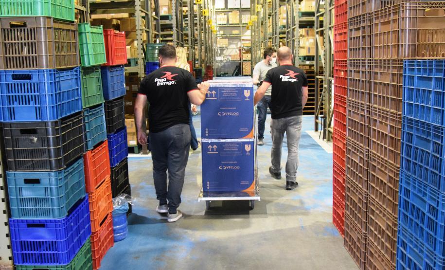 Mais uma leva de vacina Cominarty, produzida pela Pfizer/BioNTech, chegou ao Paraná nesta quinta-feira (3). O lote de 37.440 doses foi recebido às 13h20 no Aeroporto Internacional Afonso Pena, em São José dos Pinhais, na Região Metropolitana de Curitiba, e seguiu para conferência no Centro de Medicamentos do Paraná (Cemepar), onde chegou às 13h50. - Curitiba, 03/06/2021
