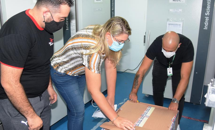 Mais uma leva de vacina Cominarty, produzida pela Pfizer/BioNTech, chegou ao Paraná nesta quinta-feira (3). O lote de 37.440 doses foi recebido às 13h20 no Aeroporto Internacional Afonso Pena, em São José dos Pinhais, na Região Metropolitana de Curitiba, e seguiu para conferência no Centro de Medicamentos do Paraná (Cemepar), onde chegou às 13h50. - Curitiba, 03/06/2021