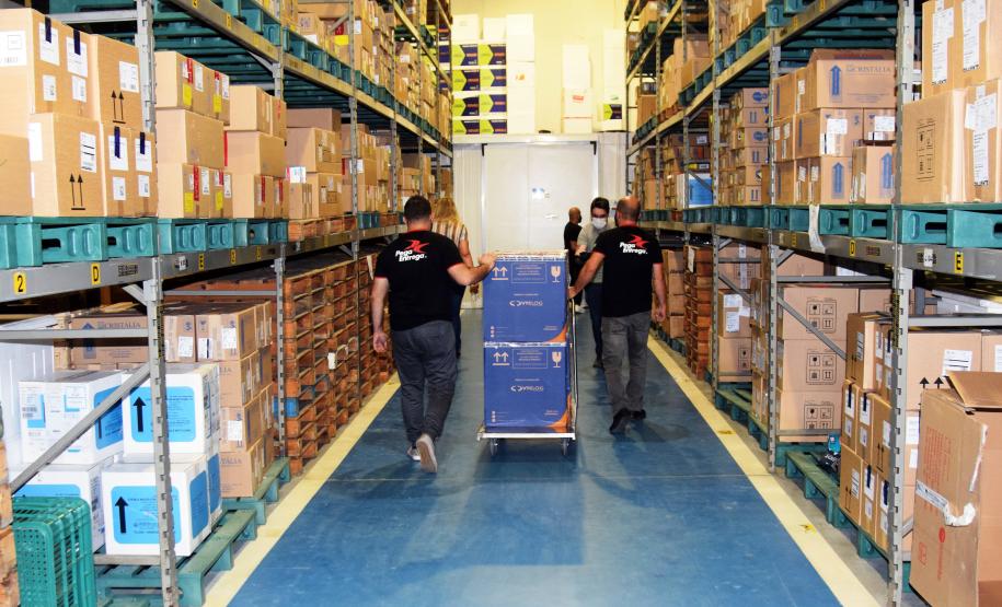 Mais uma leva de vacina Cominarty, produzida pela Pfizer/BioNTech, chegou ao Paraná nesta quinta-feira (3). O lote de 37.440 doses foi recebido às 13h20 no Aeroporto Internacional Afonso Pena, em São José dos Pinhais, na Região Metropolitana de Curitiba, e seguiu para conferência no Centro de Medicamentos do Paraná (Cemepar), onde chegou às 13h50. - Curitiba, 03/06/2021