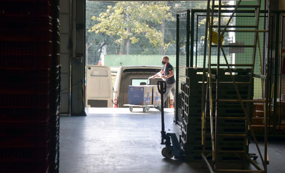 Mais uma leva de vacina Cominarty, produzida pela Pfizer/BioNTech, chegou ao Paraná nesta quinta-feira (3). O lote de 37.440 doses foi recebido às 13h20 no Aeroporto Internacional Afonso Pena, em São José dos Pinhais, na Região Metropolitana de Curitiba, e seguiu para conferência no Centro de Medicamentos do Paraná (Cemepar), onde chegou às 13h50. - Curitiba, 03/06/2021