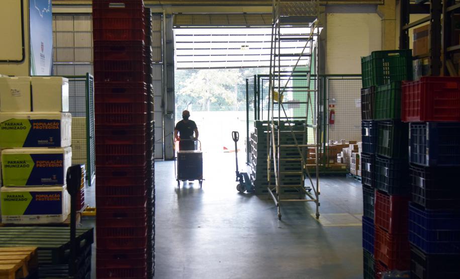 Mais uma leva de vacina Cominarty, produzida pela Pfizer/BioNTech, chegou ao Paraná nesta quinta-feira (3). O lote de 37.440 doses foi recebido às 13h20 no Aeroporto Internacional Afonso Pena, em São José dos Pinhais, na Região Metropolitana de Curitiba, e seguiu para conferência no Centro de Medicamentos do Paraná (Cemepar), onde chegou às 13h50. - Curitiba, 03/06/2021