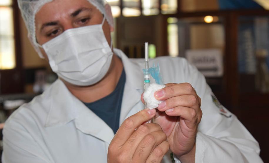 Com doses para população em geral, Paraná aplicou 56,7 mil vacinas no fim de semana