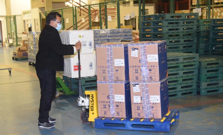 Paraná recebe novo lote com 145 mil vacinas da Pfizer contra a Covid-19