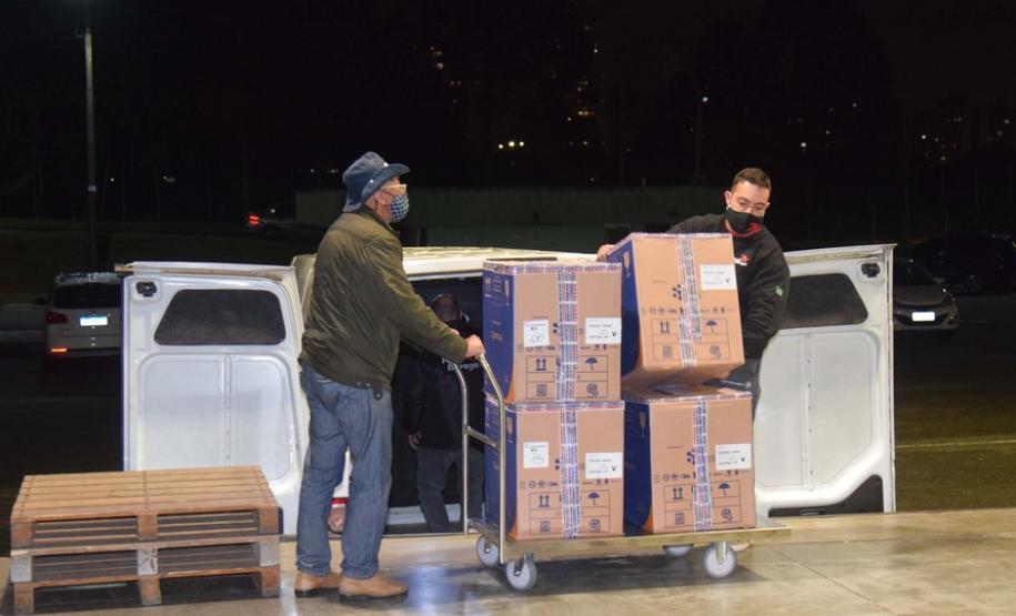 Paraná recebe novo lote com 145 mil vacinas da Pfizer contra a Covid-19