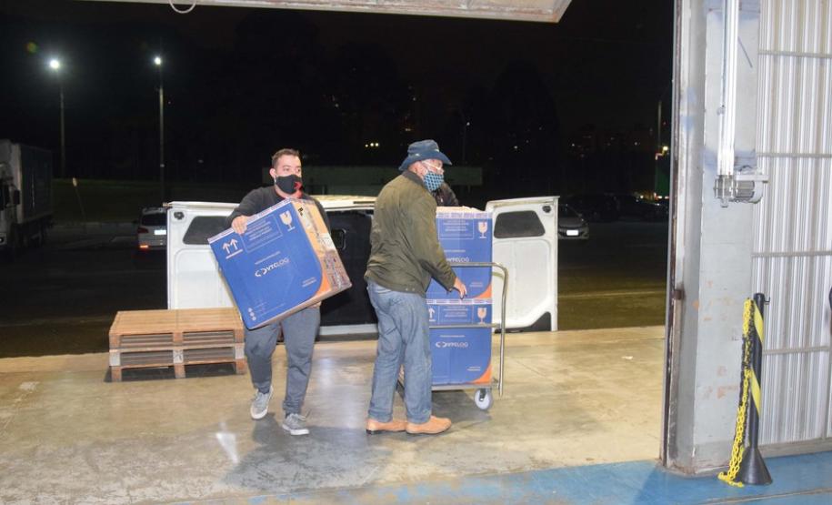 Paraná recebe novo lote com 145 mil vacinas da Pfizer contra a Covid-19