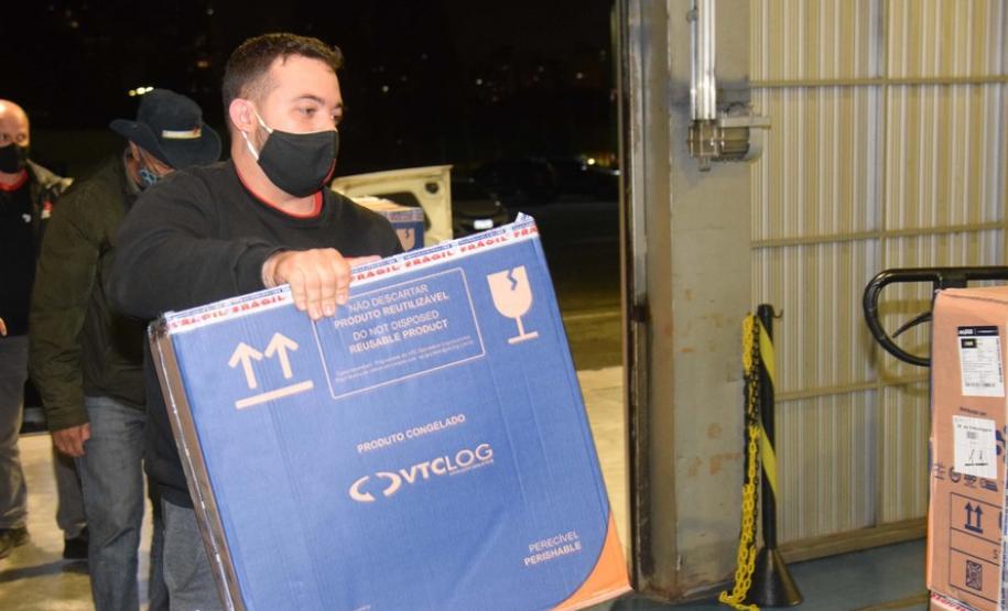 Paraná recebe novo lote com 145 mil vacinas da Pfizer contra a Covid-19
