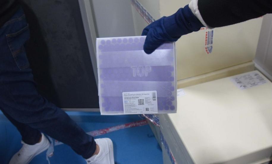 Paraná recebe novo lote com 145 mil vacinas da Pfizer contra a Covid-19