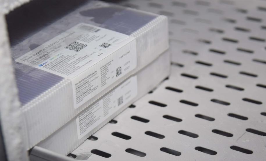 Paraná recebe novo lote com 145 mil vacinas da Pfizer contra a Covid-19