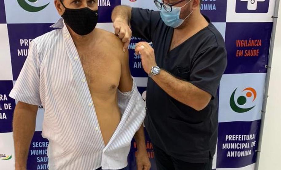 Todos os municípios do Paraná já estão vacinando a população em geral