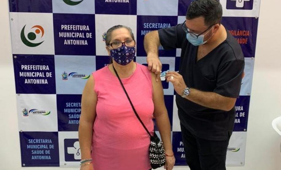 Todos os municípios do Paraná já estão vacinando a população em geral