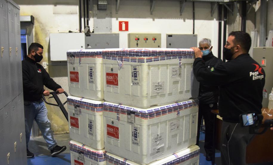 Mais 238 mil vacinas contra a Covid-19 chegam ao Paraná e Estado ultrapassa 6 milhões de doses recebidas