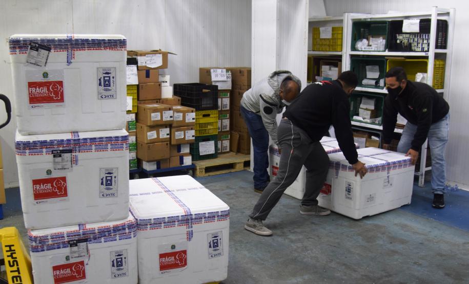 Mais 238 mil vacinas contra a Covid-19 chegam ao Paraná e Estado ultrapassa 6 milhões de doses recebidas