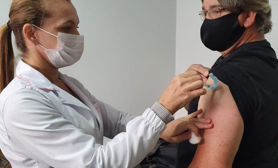 Municípios aderem campanha de domingo a domingo e população é vacinada contra a Covid-19 neste sábado