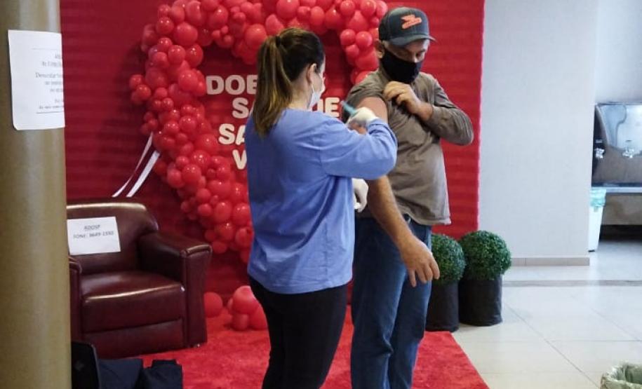 Municípios aderem campanha de domingo a domingo e população é vacinada contra a Covid-19 neste sábado