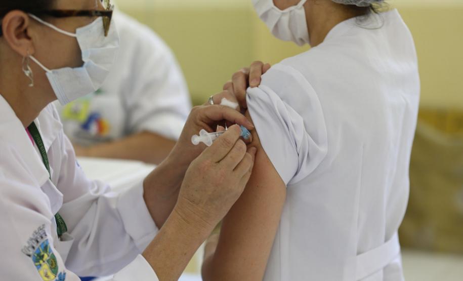 Paraná passa de 4,5 milhões de doses aplicadas, com 66,7% do grupo prioritário vacinado