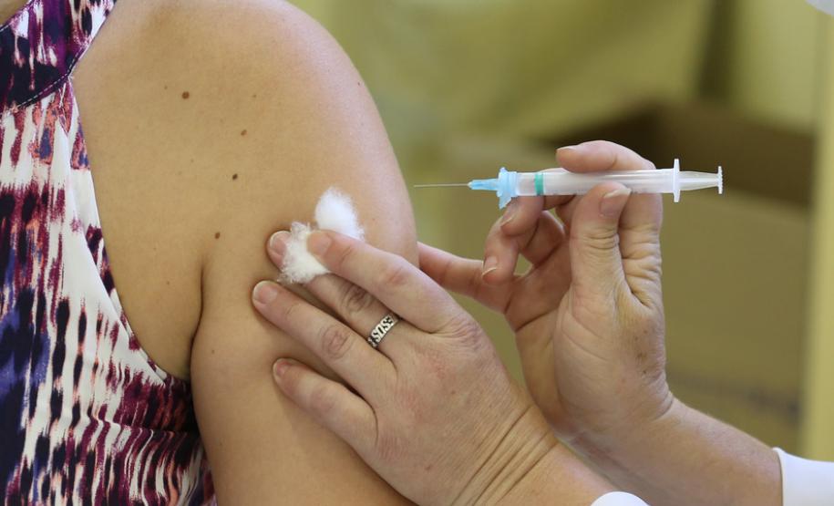 Paraná passa de 4,5 milhões de doses aplicadas, com 66,7% do grupo prioritário vacinado
