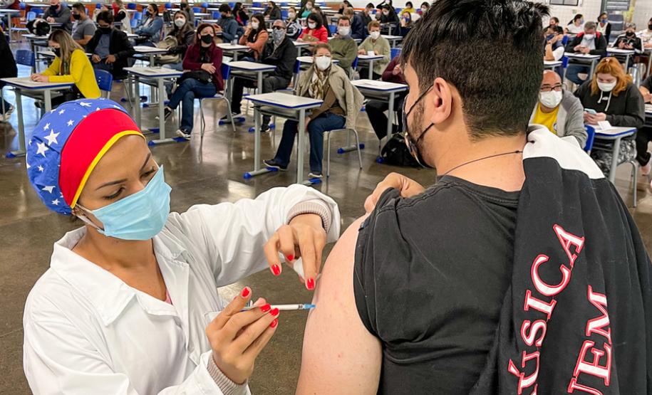 Paraná ultrapassa marca de 13,5 mil profissionais do Ensino Superior vacinados contra a Covid-19