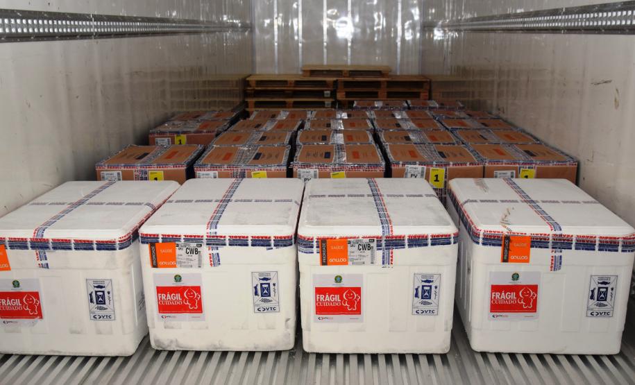 Paraná recebe 234 mil vacinas contra a Covid-19; doses da Pfizer vão para os 399 municípios