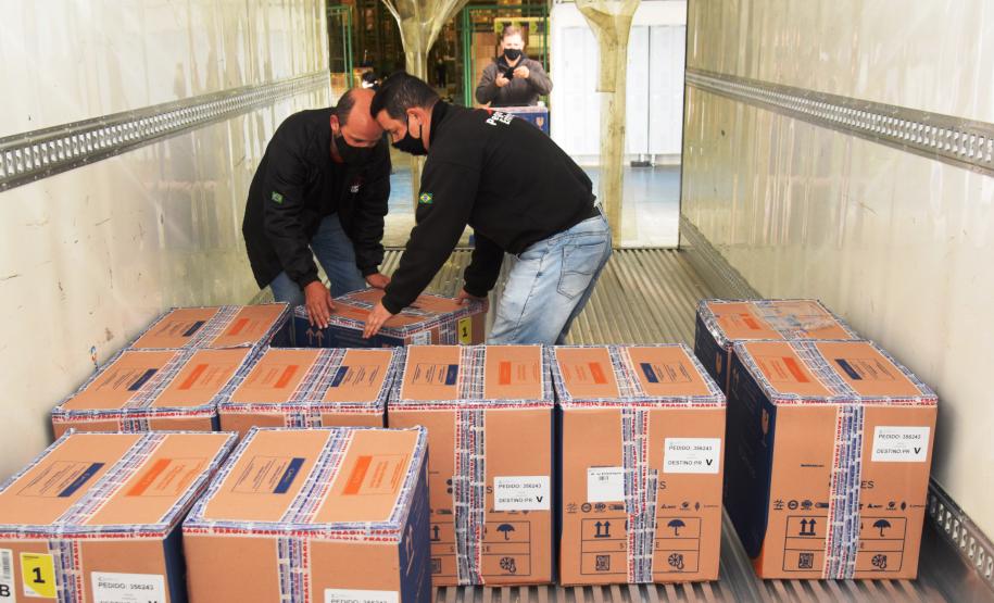Paraná recebe 234 mil vacinas contra a Covid-19; doses da Pfizer vão para os 399 municípios